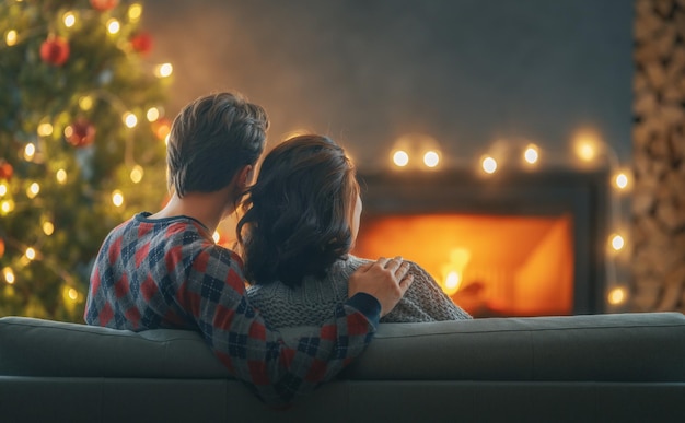 Un couple se détend près de l'arbre de Noël