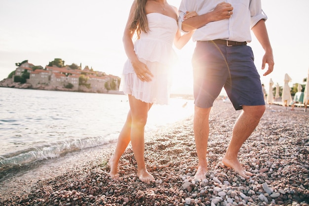 Couple se détendre sur la plage ensemble. Vue mer et soleil