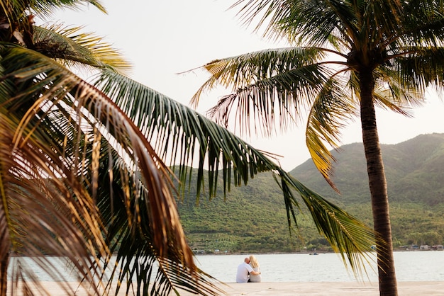 Couple se détendre sur la plage avec des palmiers Vue sur la mer et plage de sable en Asie Vietnam