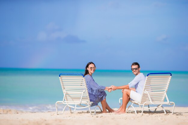 Couple Se Détendre Sur Une Plage Tropicale Aux Maldives