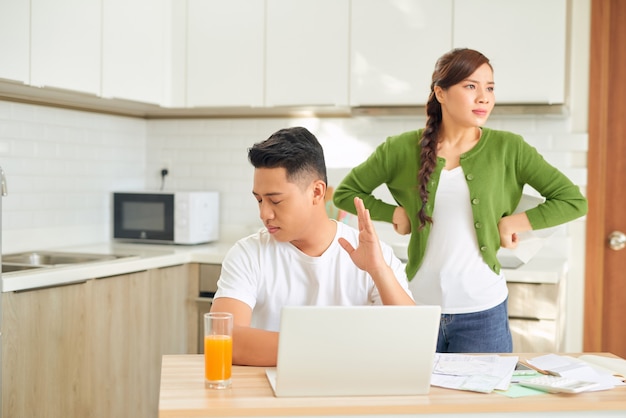 Couple se disputant de l'argent à la maison