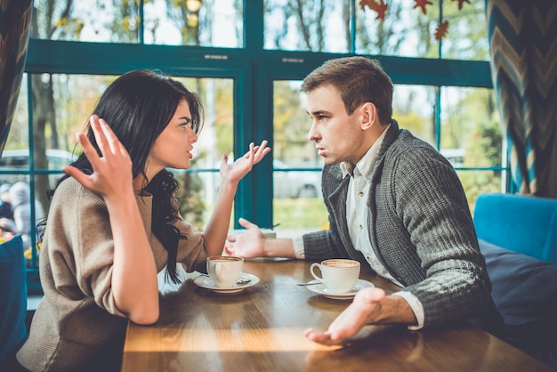 Le couple se disputant au restaurant