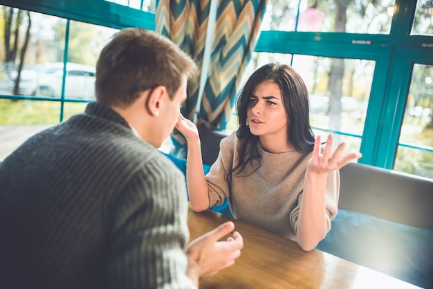 Le couple se disputant au restaurant