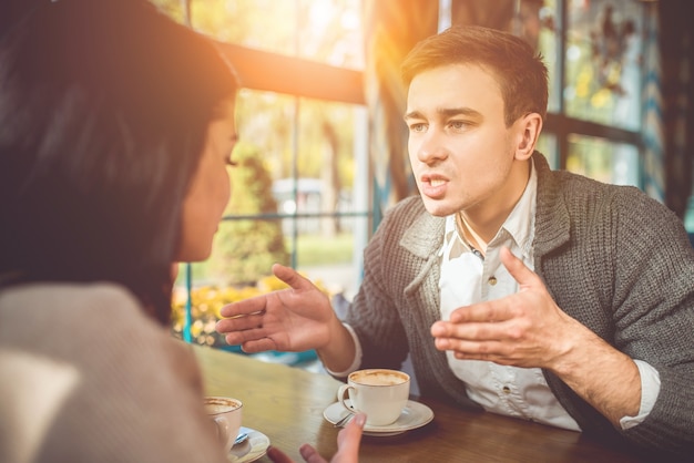 Le couple se disputant au restaurant