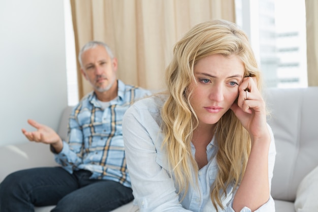 Couple se disputant sur le canapé