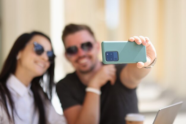 Un Couple Se Prend En Photo Au Téléphone.