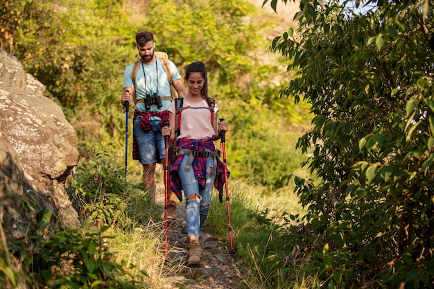 Un couple se promène dans la forêt