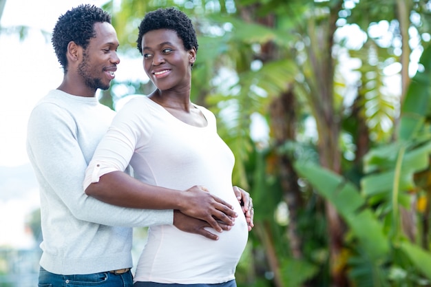 Couple se regardant en embrassant