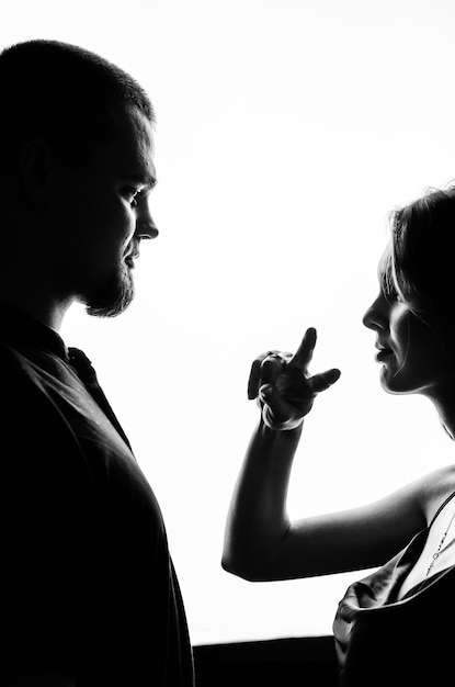 Couple se regardant avec un fond blanc Photo noir et blanc