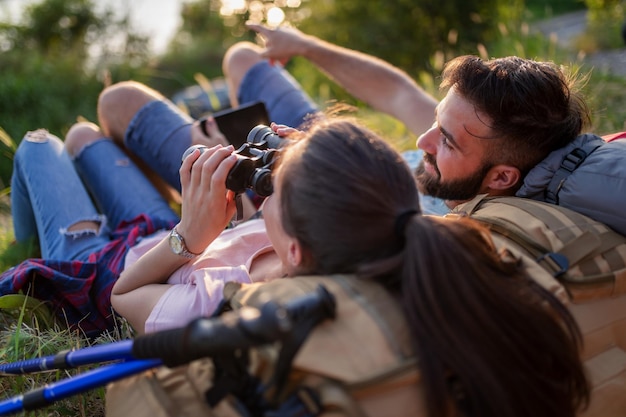 Couple se reposant après une randonnée