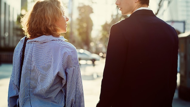 Couple se retrouvant à l&#39;extérieur après le travail