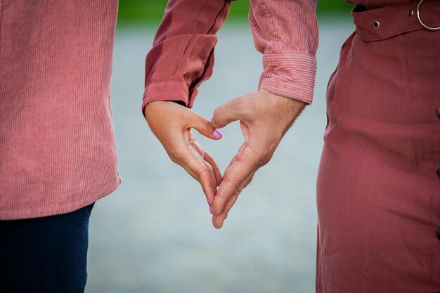 Un couple se tenant par la main