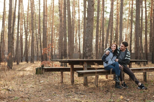 Couple, séance, banc, forêt