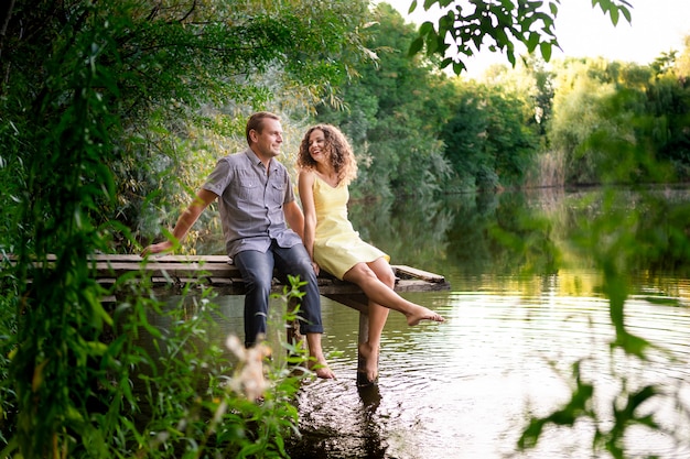 Couple, séance, dock, au-dessus, Lac