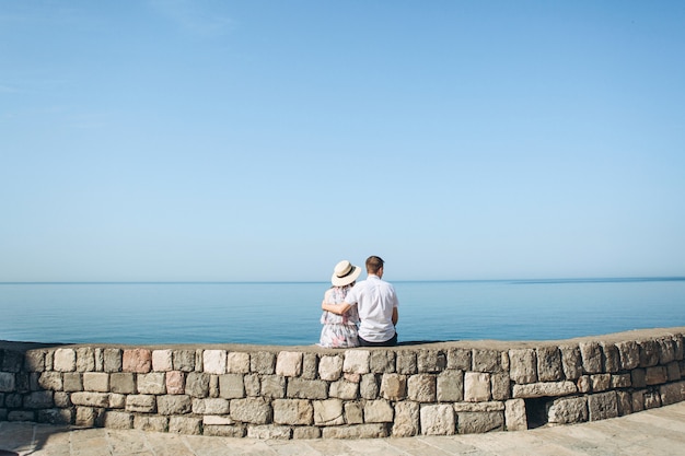 Couple, séance, étreindre, devant, mer