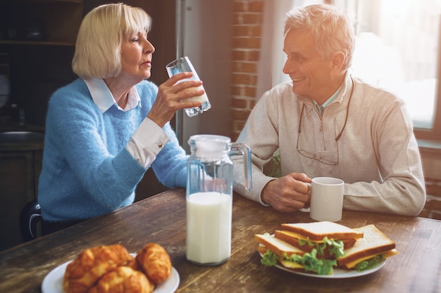 Couple, séance table, dans cuisine