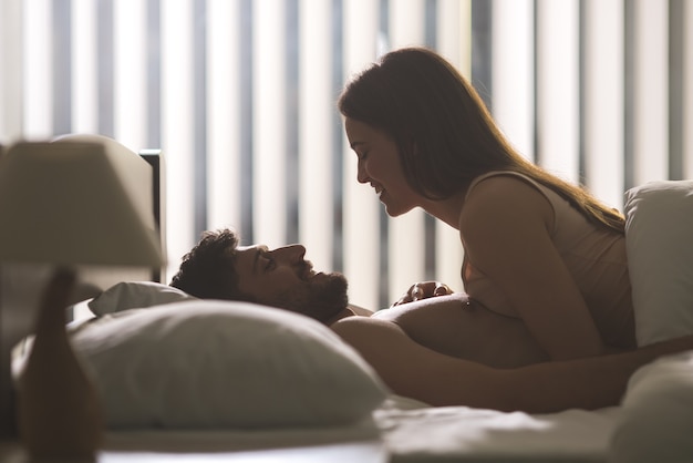 Le couple séduisant était allongé dans le lit confortable