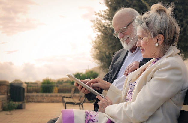 Couple Senior à l'aide d'une tablette