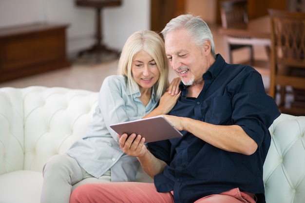 Couple Senior à l&#39;aide d&#39;une tablette