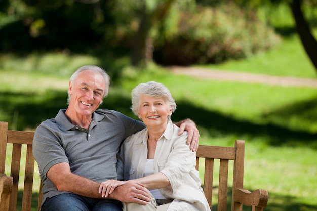 Couple Senior assis sur un banc