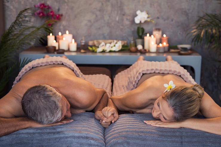 Couple senior au spa