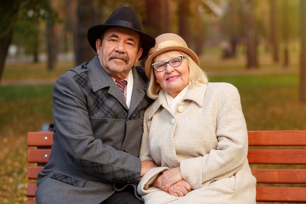 Couple senior dans le parc en automne