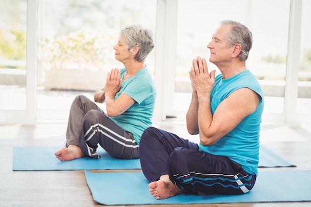 Couple Senior effectuant le yoga