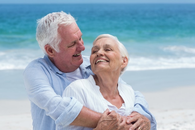 Couple Senior embrassant avec les bras autour