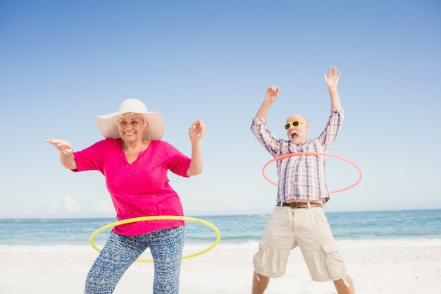 Couple Senior faisant hula hoop
