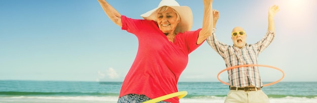 Photo couple senior faisant hula hoop