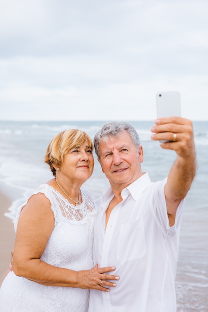 Couple Senior faisant un selfie