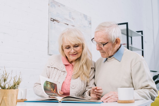 Photo couple senior en regardant album photo