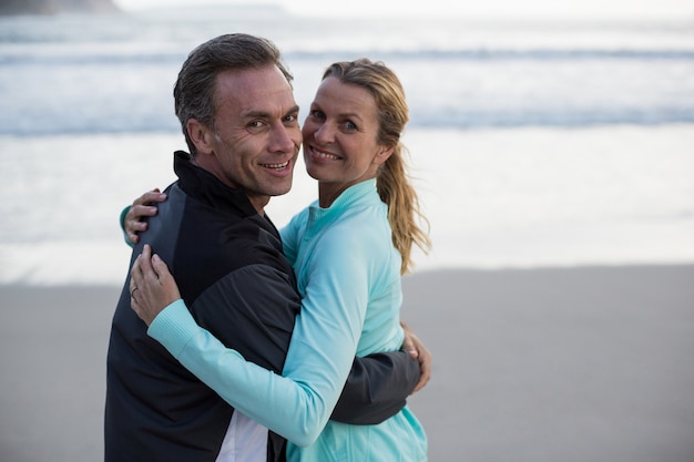 Couple senior s'embrassant sur la plage