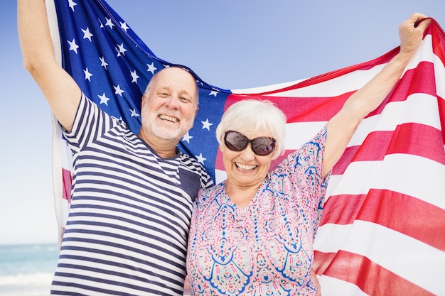 Couple Senior tenant le drapeau américain ensemble