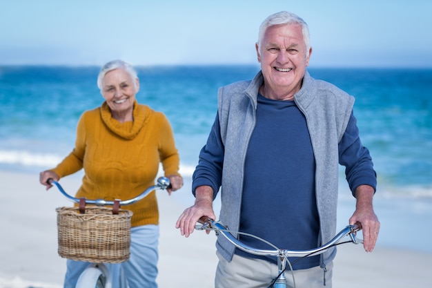 Couple Senior avec des vélos