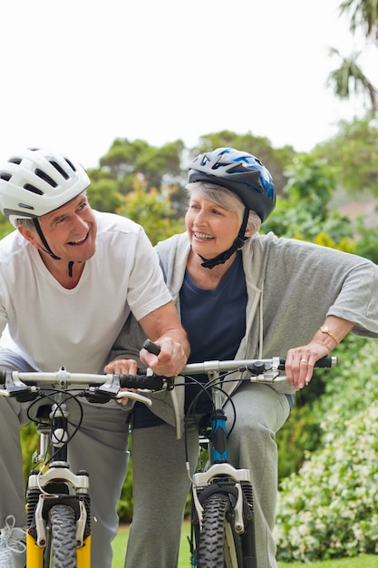 Couple senior VTT à l&#39;extérieur