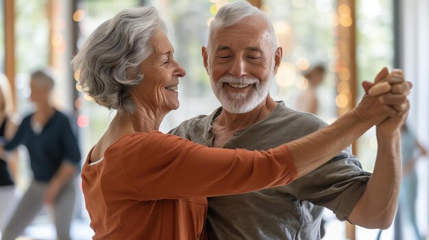 Photo un couple de seniors heureux dansent ensemble dans le salon ils sourient et se tiennent près l'un de l'autre