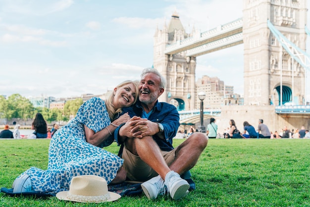 Un couple de seniors heureux passant du temps ensemble dans la ville de Londres.