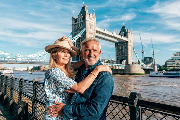 Un couple de seniors heureux passant du temps ensemble dans la ville de Londres.