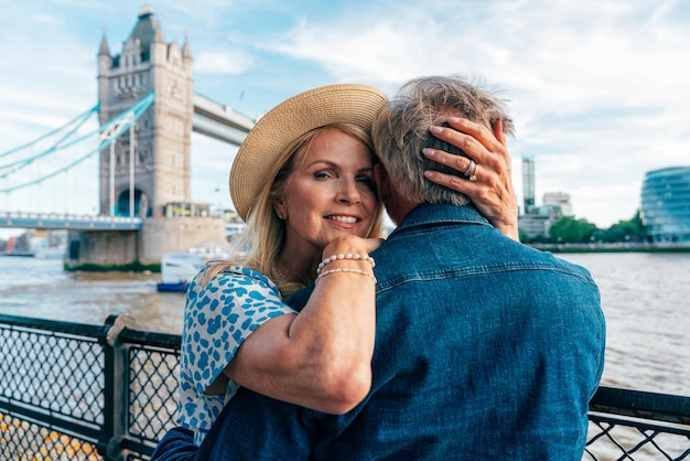 Un couple de seniors heureux passant du temps ensemble dans la ville de Londres.