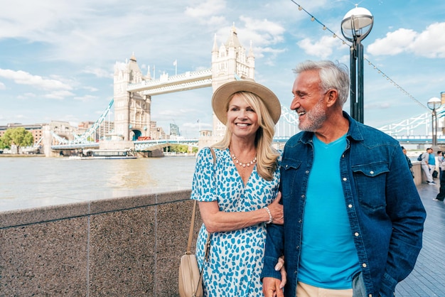 Un couple de seniors heureux passant du temps ensemble dans la ville de Londres.