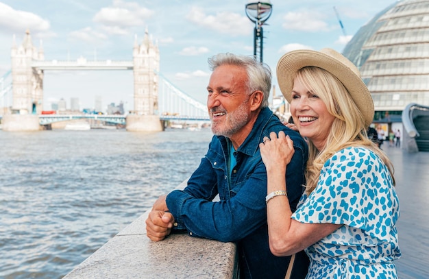 Un couple de seniors heureux passant du temps ensemble dans la ville de Londres.