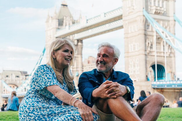 Photo un couple de seniors heureux passant du temps ensemble dans la ville de londres.