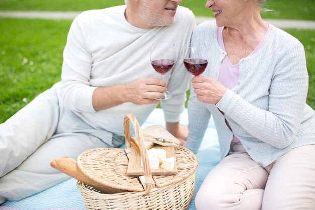 Photo un couple de seniors heureux en train de faire un pique-nique dans le parc d'été.