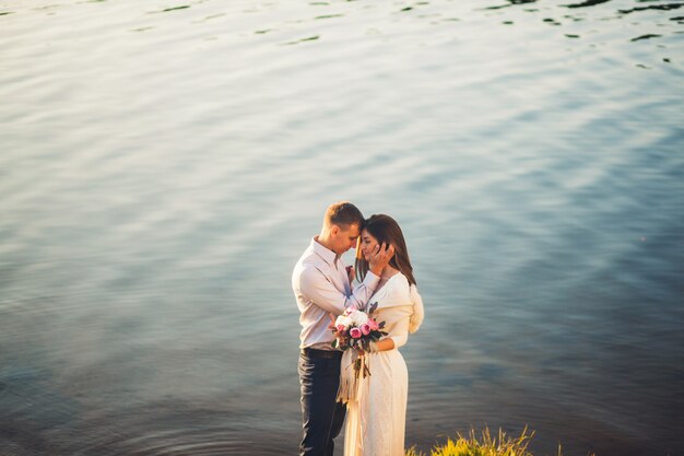 Couple sentimental sur la rivière