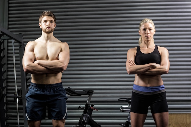 Couple sérieux, poser, à, gymnase