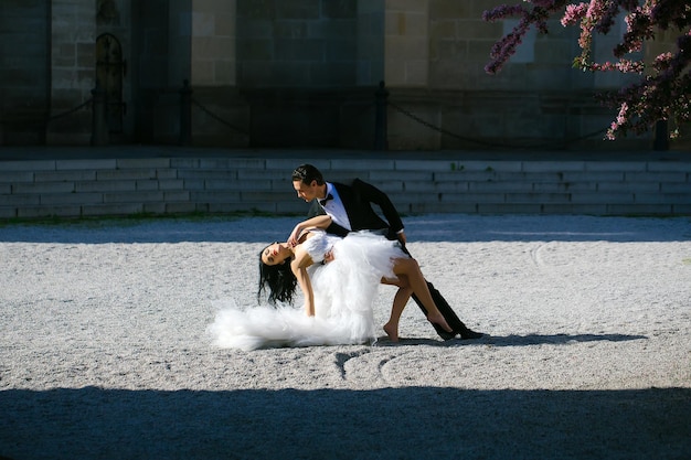 Couple sexy de mariage danse en plein air ensoleillé