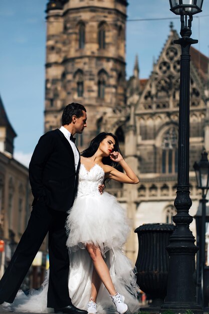 Couple sexy de mariage près de la caste sur le palais en plein air