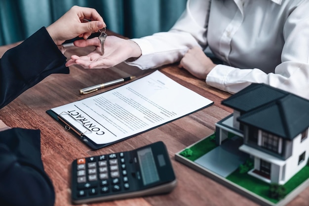 Un couple signe une maison avec un agent immobilier