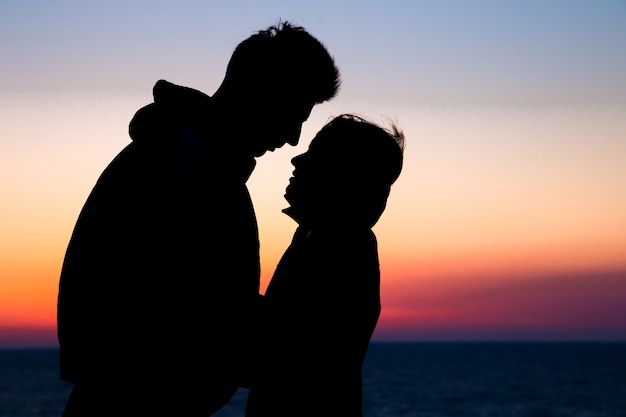 Couple silhouette amoureux